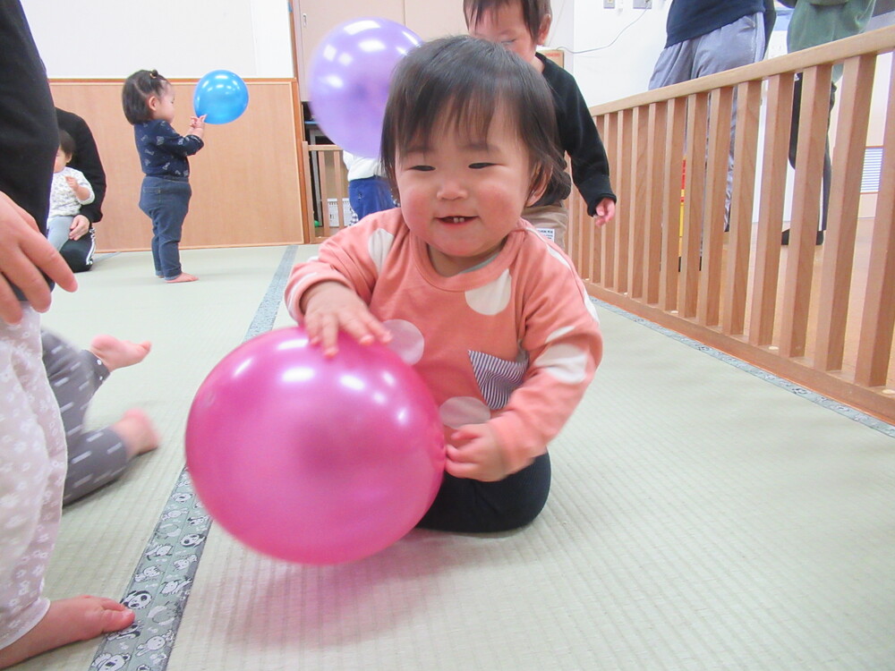 風船で遊んでいる様子