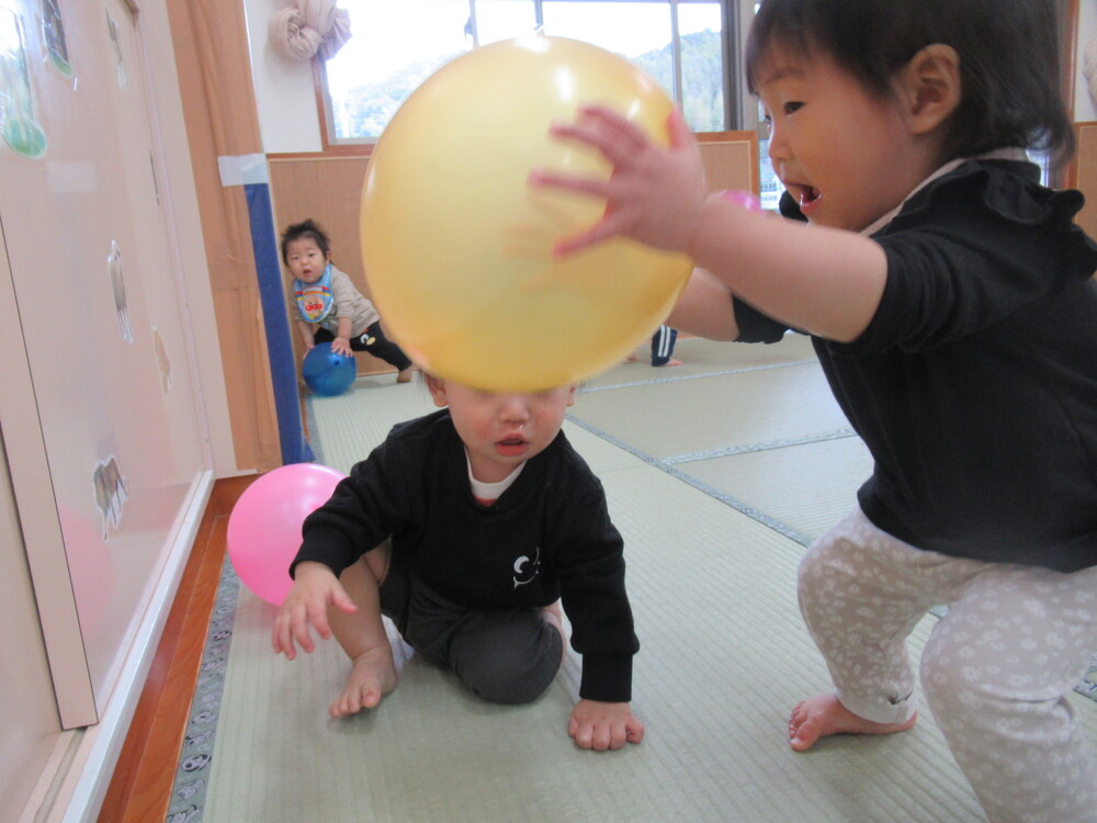 風船で遊んでいる様子