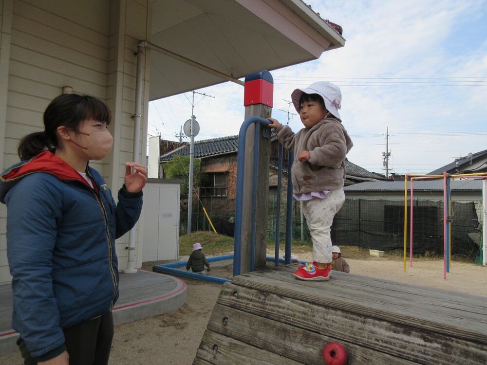 園庭で遊んでいる様子 (1)