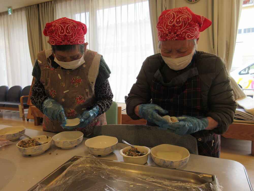 餃子を包む様子