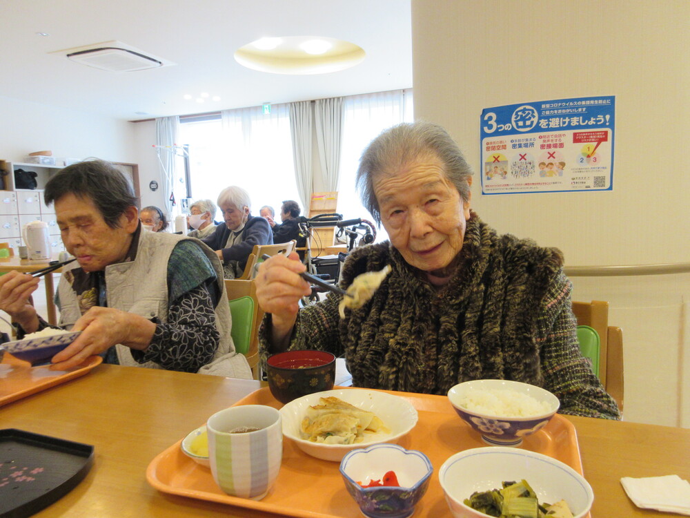 美味しそうに食べている写真