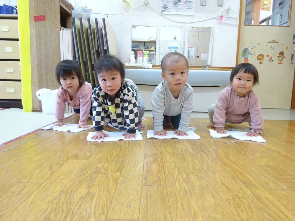 大掃除をしている子どもたち (2)