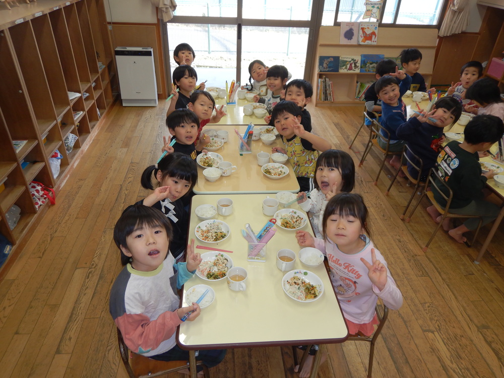 給食を食べている