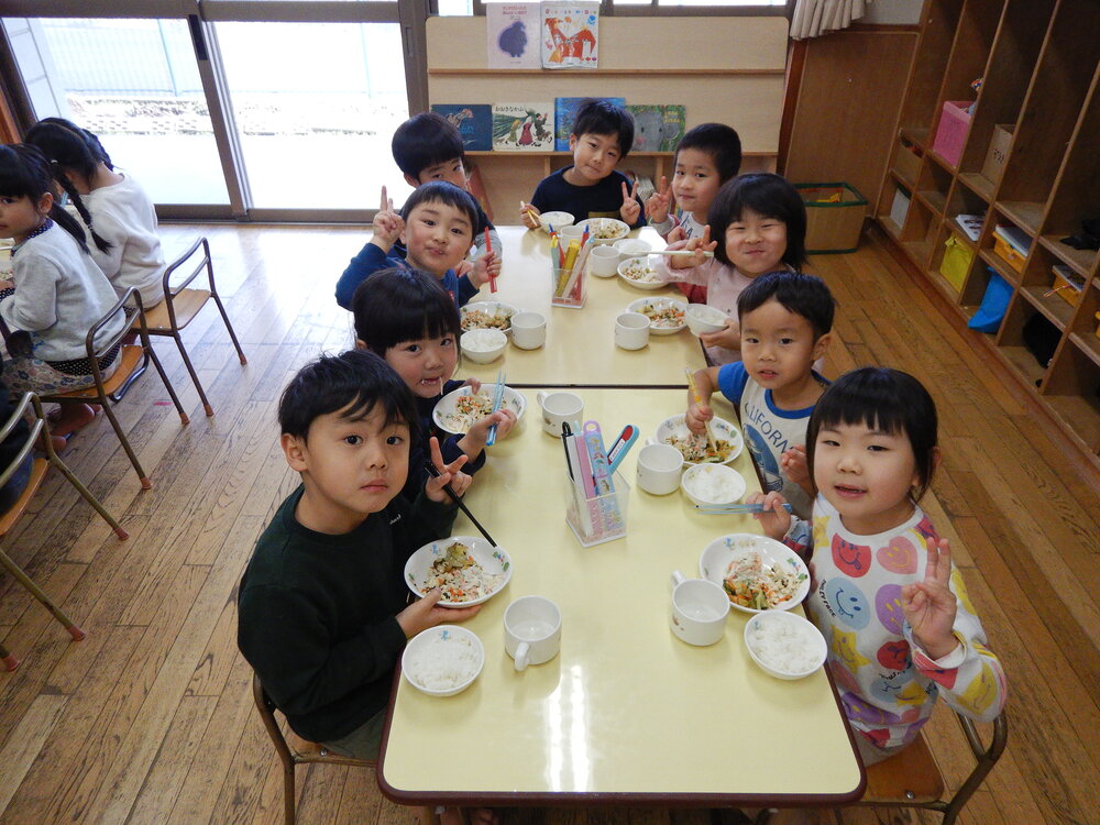 給食を食べている２