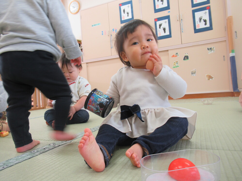 おままごとをして遊ぶ子ども (1)