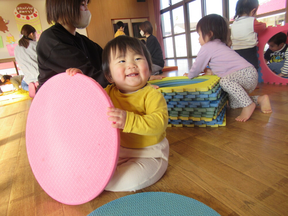 遊戯室で遊んでいる様子 (14)