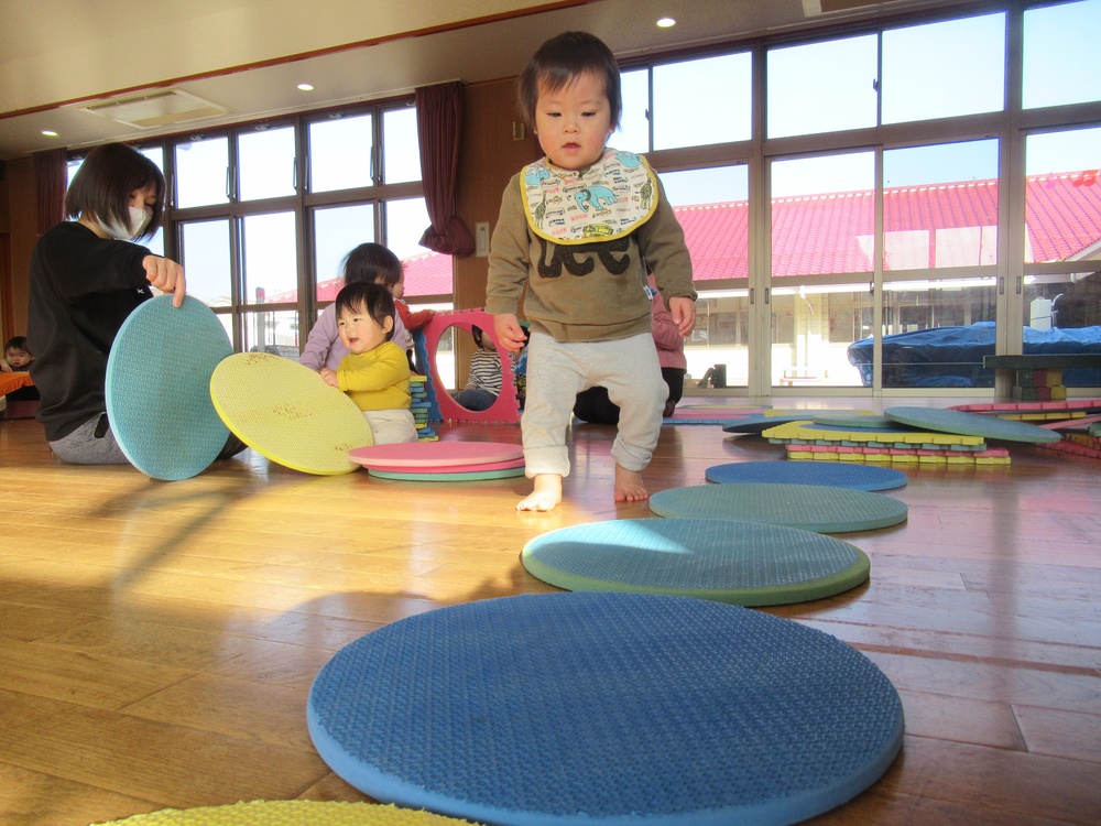 遊戯室で遊んでいる様子 (15)