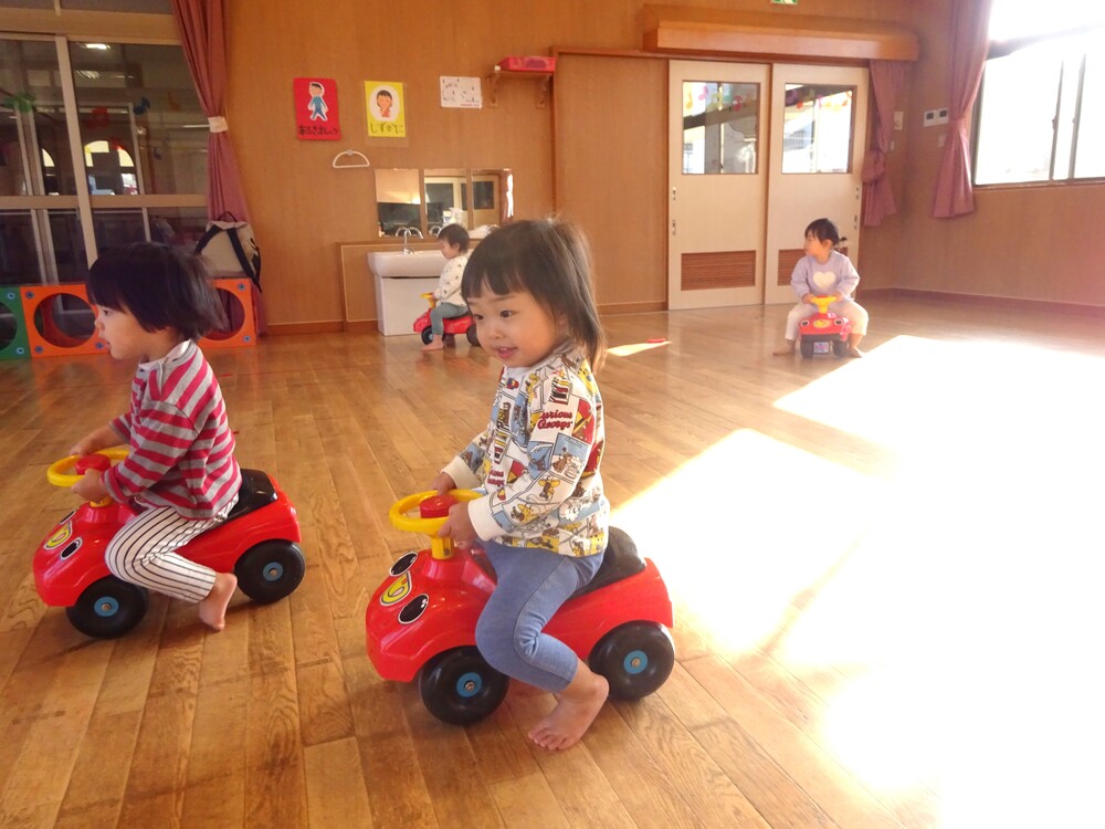 コンビカーで遊ぶ様子 