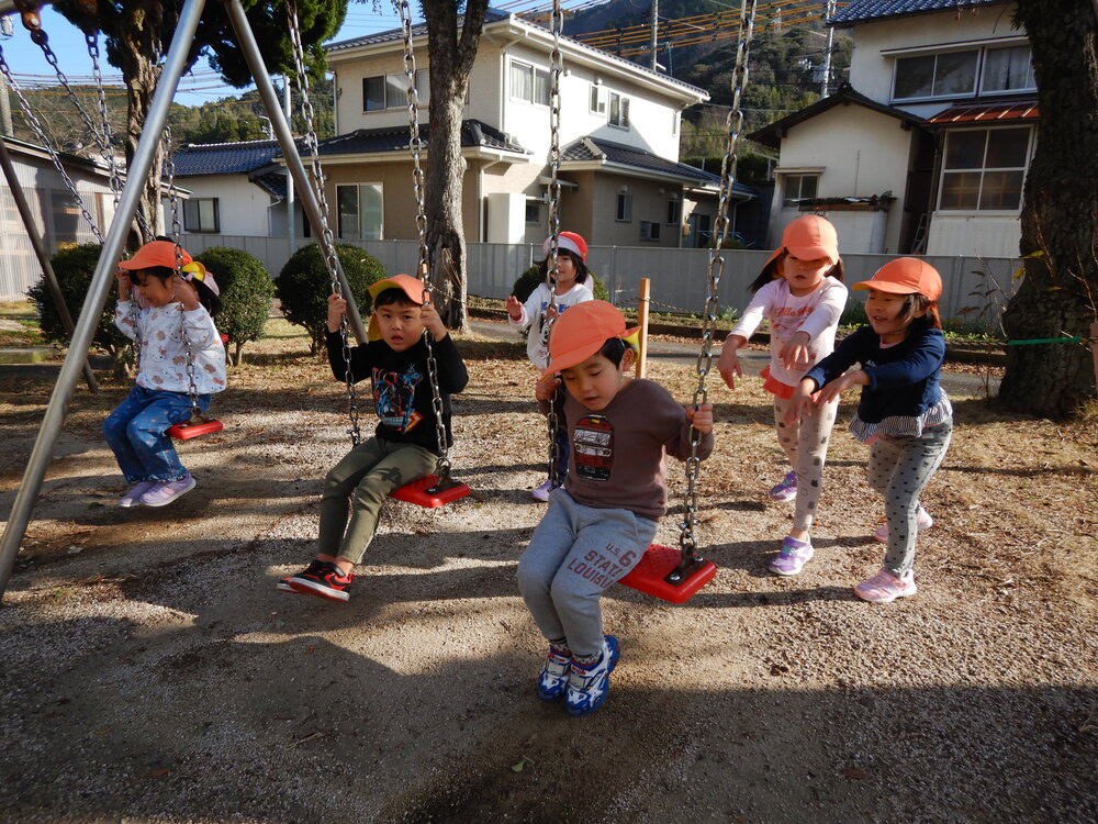 ブランコで遊んでいる