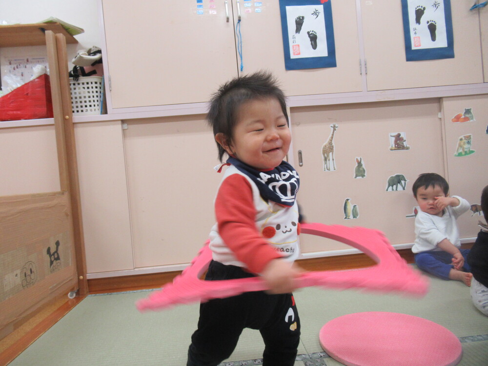 プラポイントで遊ぶ子ども