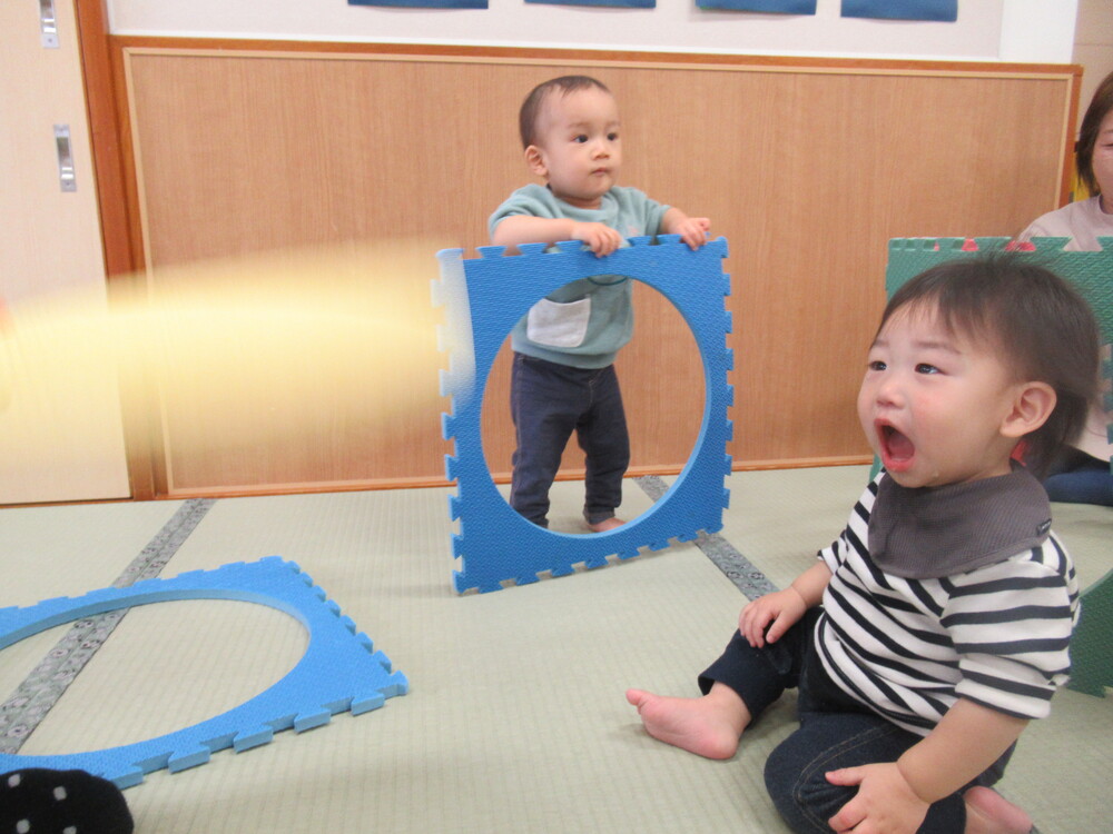 プラポイントで遊ぶ子ども (7)