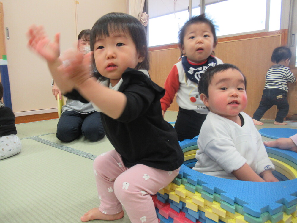 プラポイントで遊ぶ子ども (11)