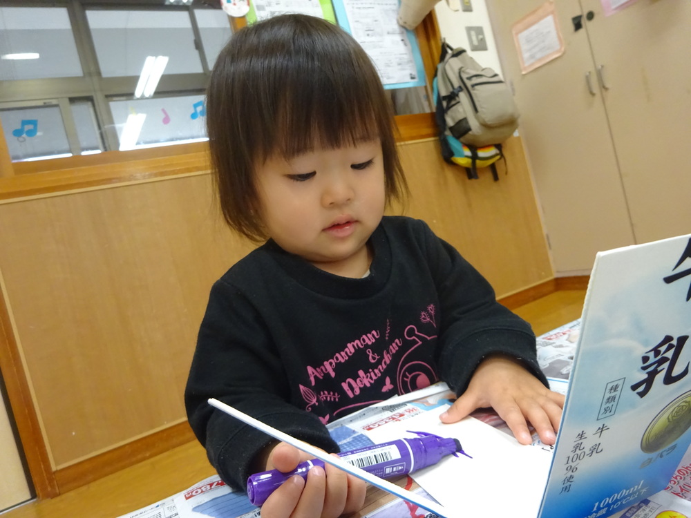 駒の製作を楽しむ子ども (8)