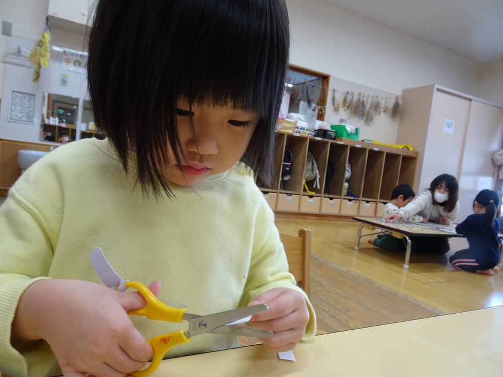 はさみで画用紙を切る (1)