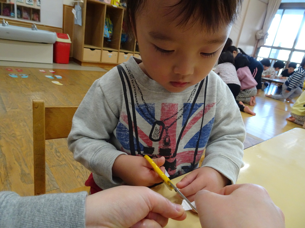 はさみで画用紙を切る (2)
