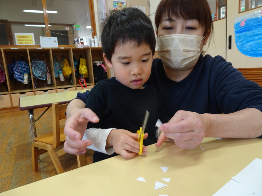はさみで画用紙を切る (4)