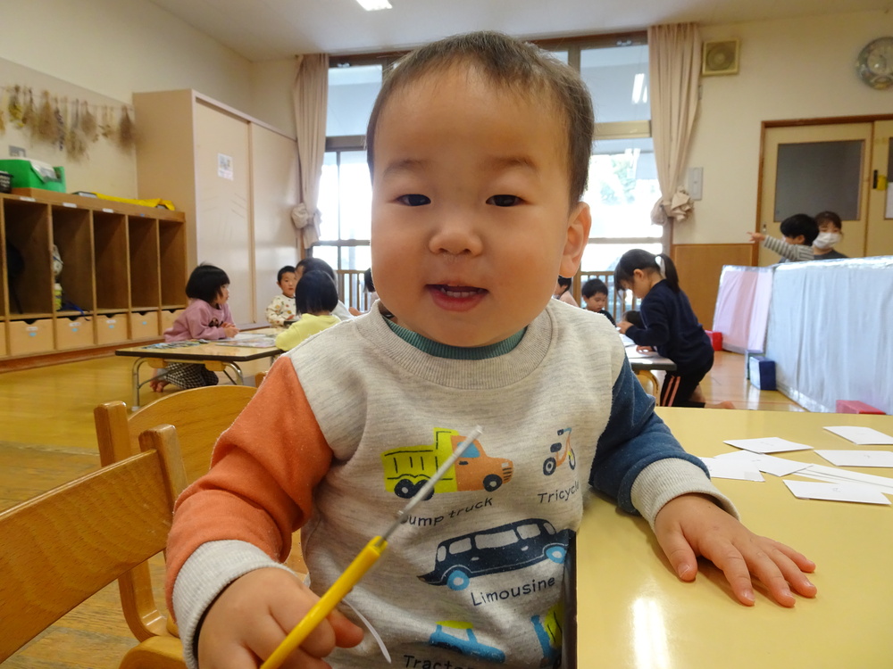 はさみで画用紙を切る (5)