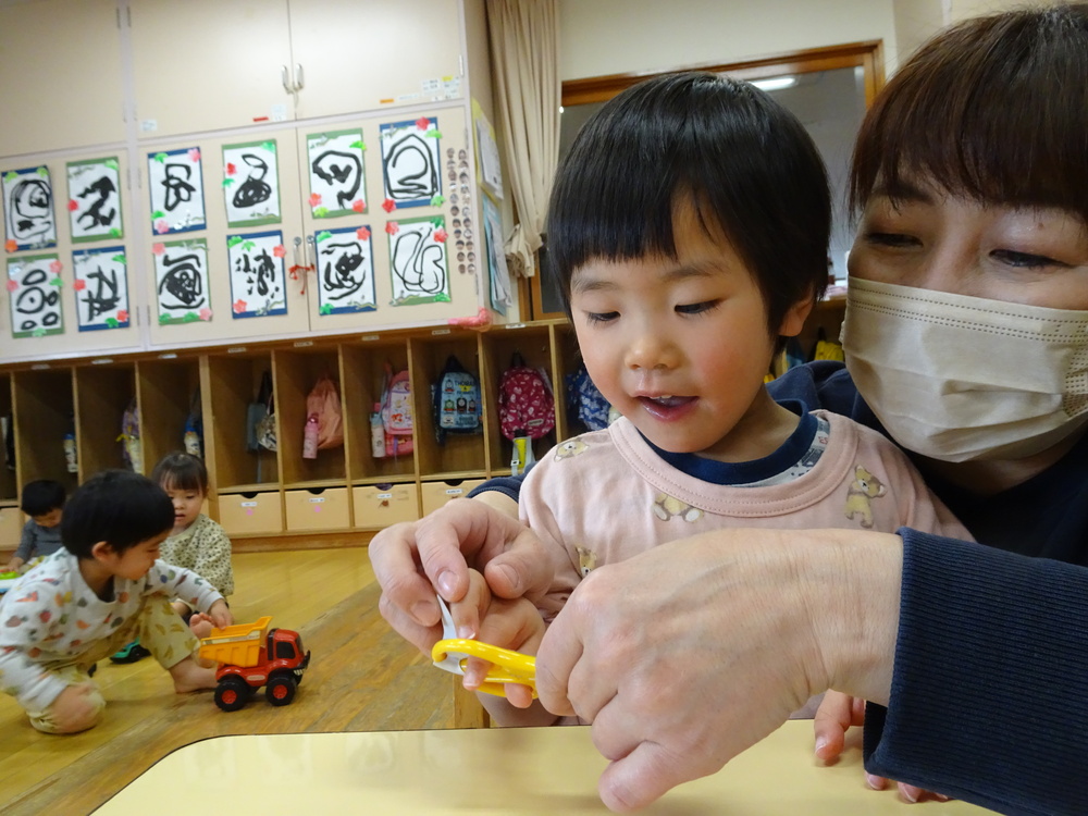 はさみで画用紙を切る (6)