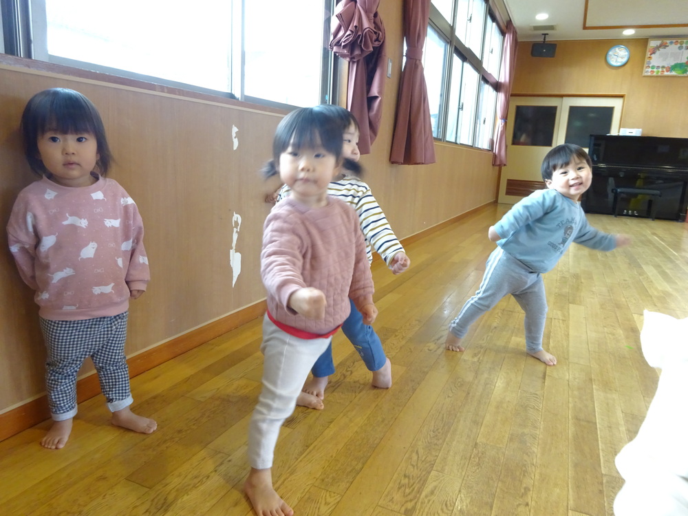 マラソンをしている子ども (2)