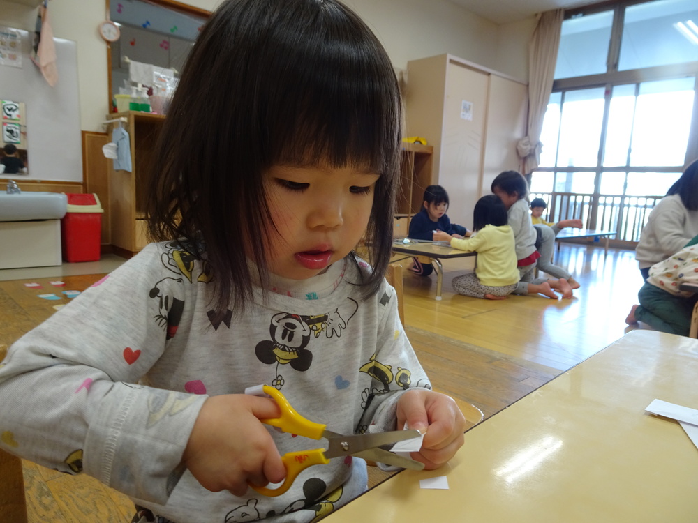 はさみで画用紙を切る (7)