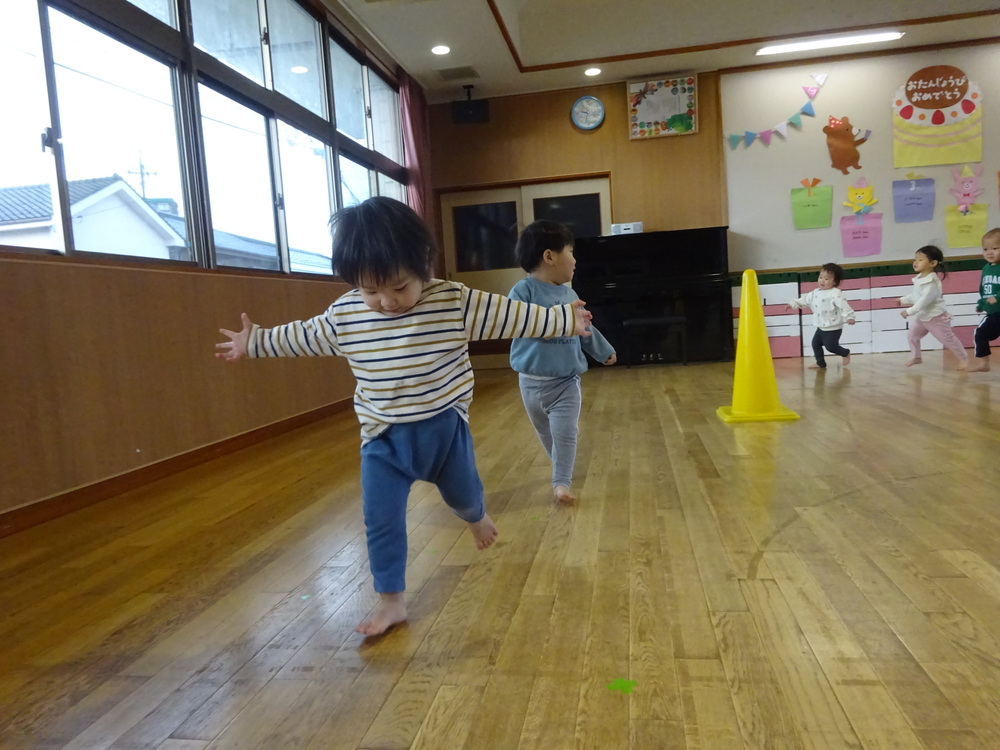 マラソンをしている子ども