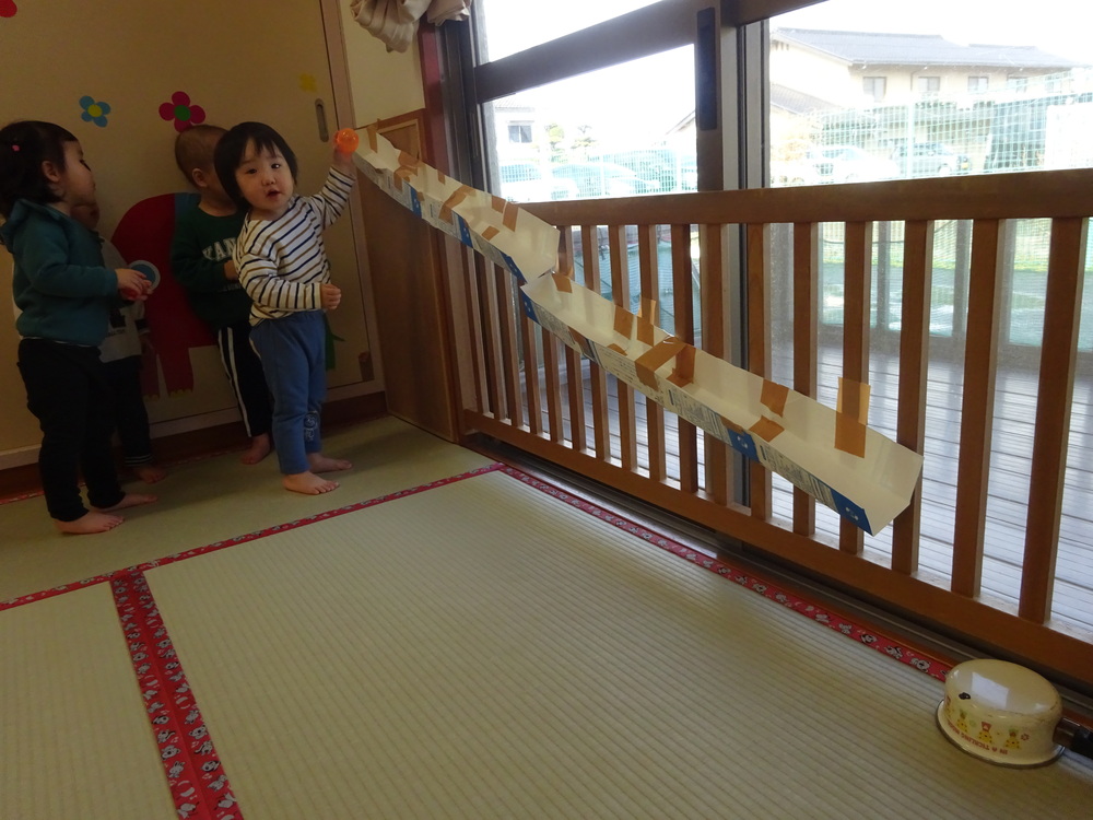 ボール転がしをしている子ども (2)