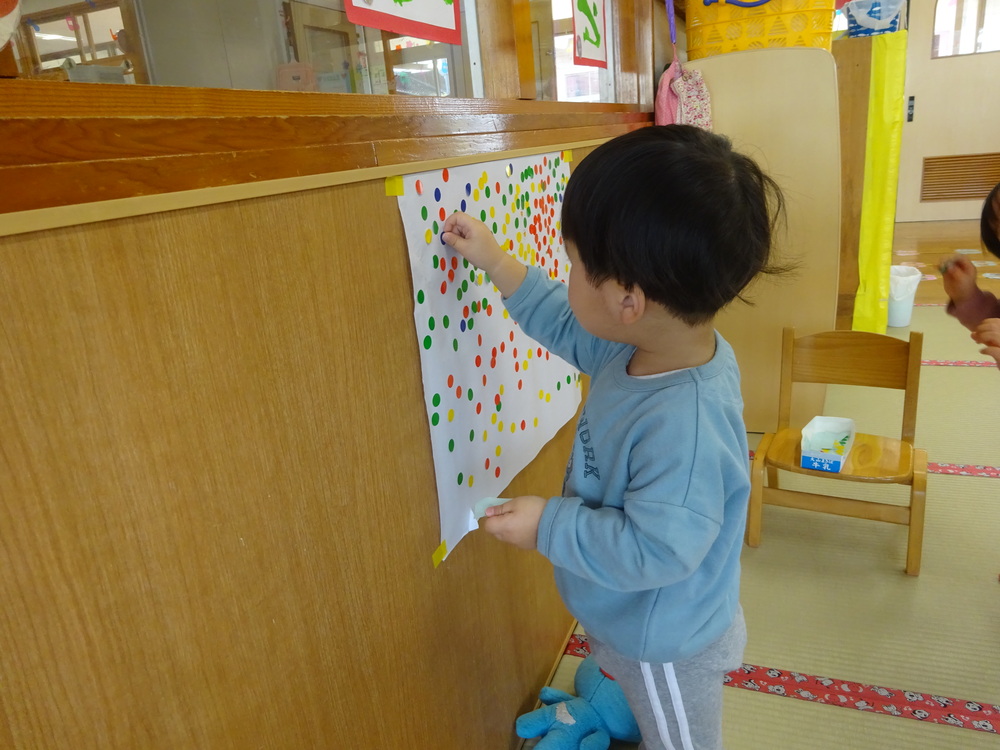 シール貼り絵をしている子ども
