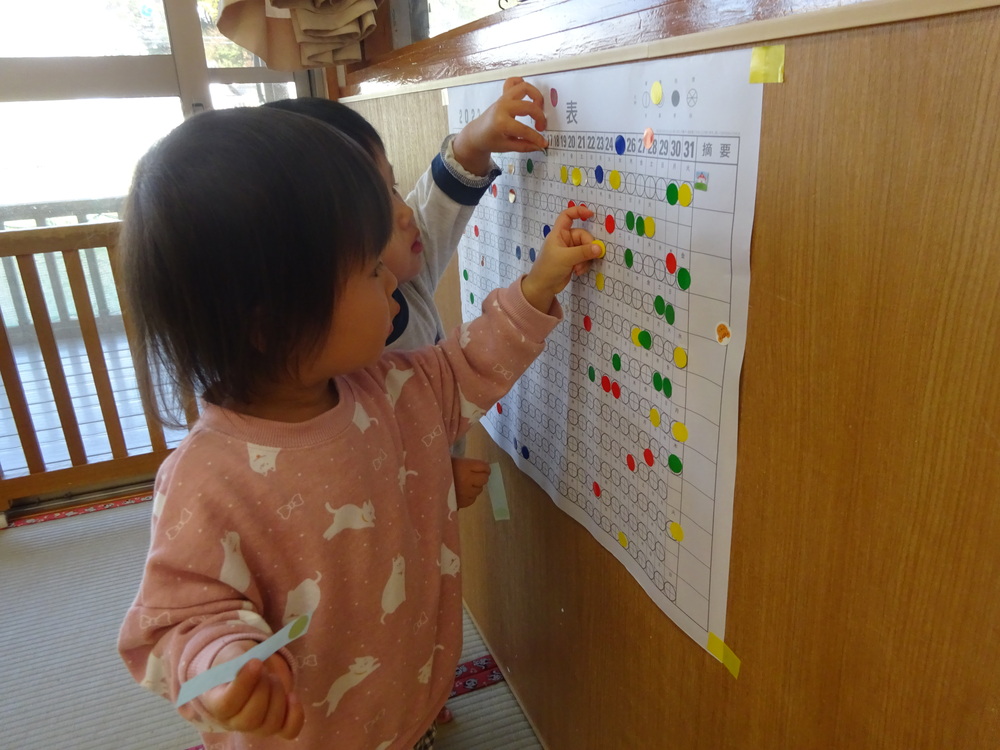 シール貼りをしている子ども