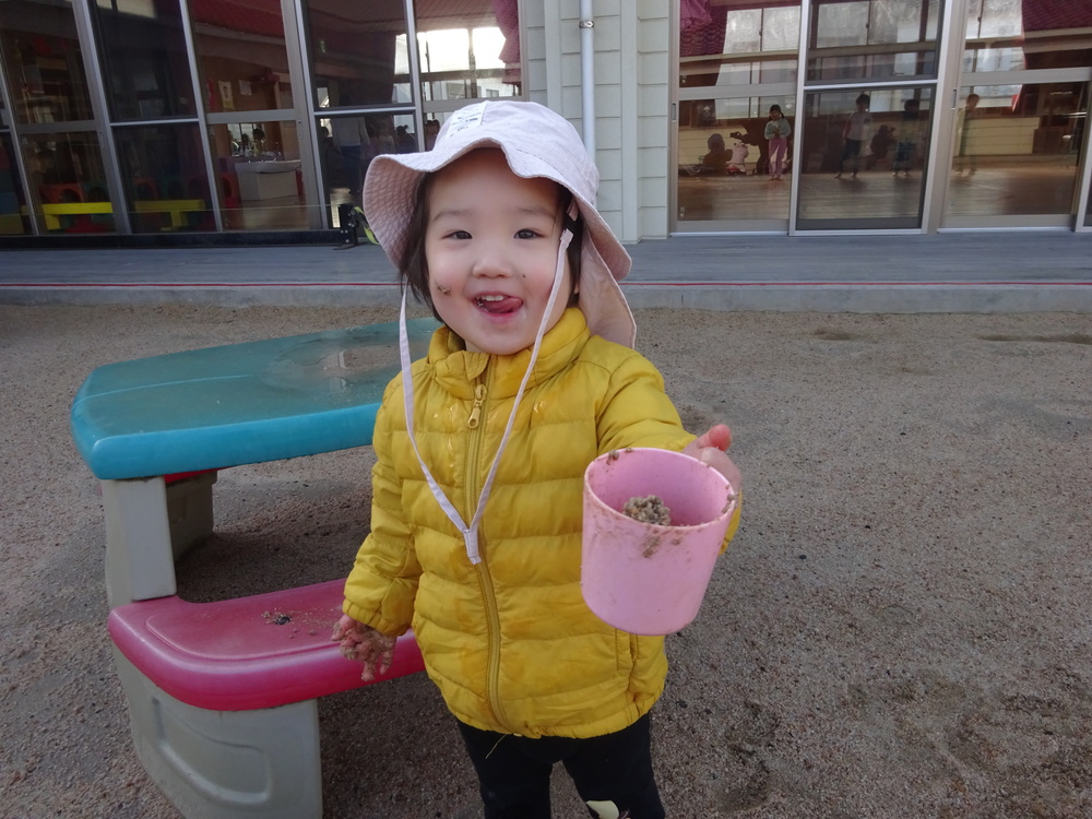 ごちそう作りをしている子ども