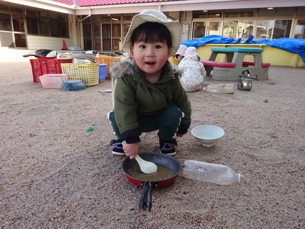 ごちそう作りをしている子ども (2)