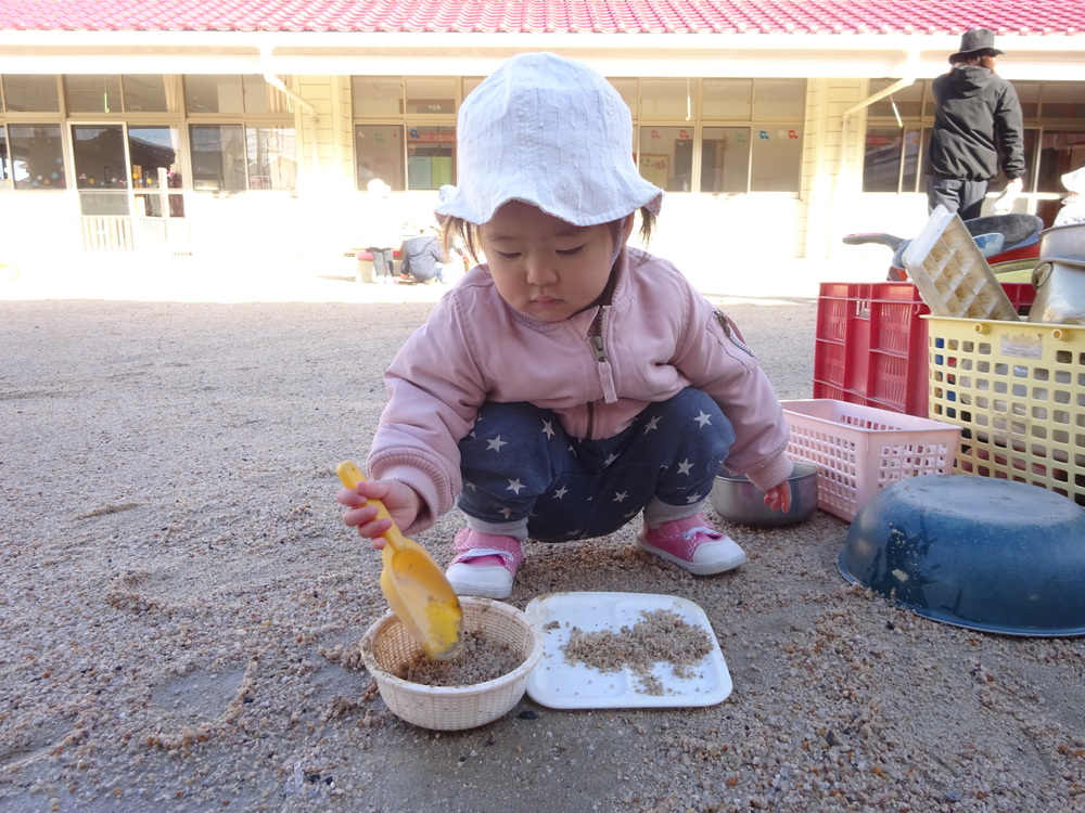 ごちそう作りをしている子ども (3)