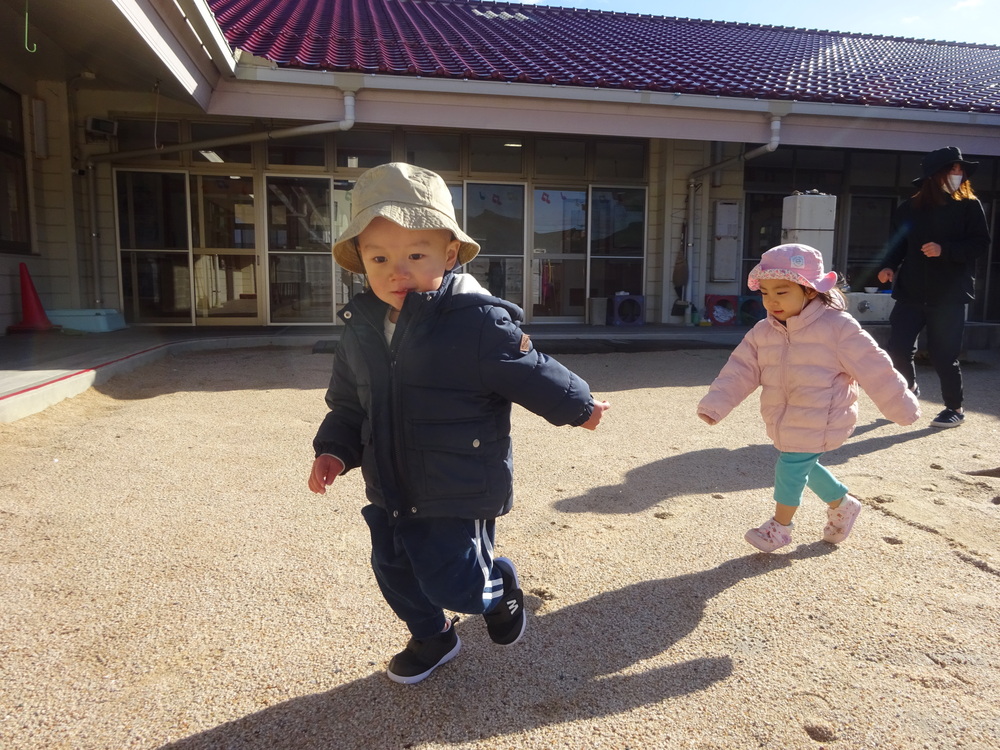 マラソンをしている子ども (2)