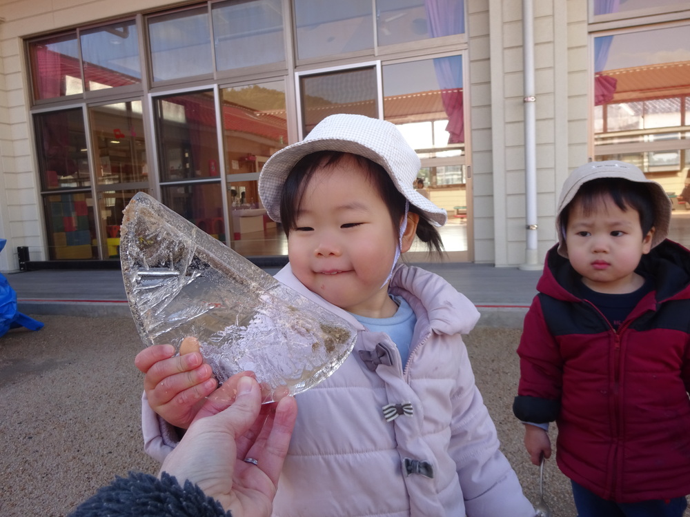 氷を触っている子ども (2)