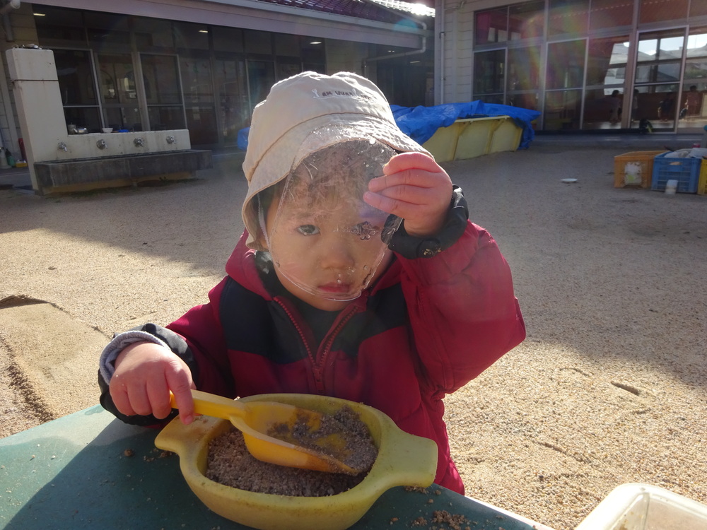 氷を触っている子ども