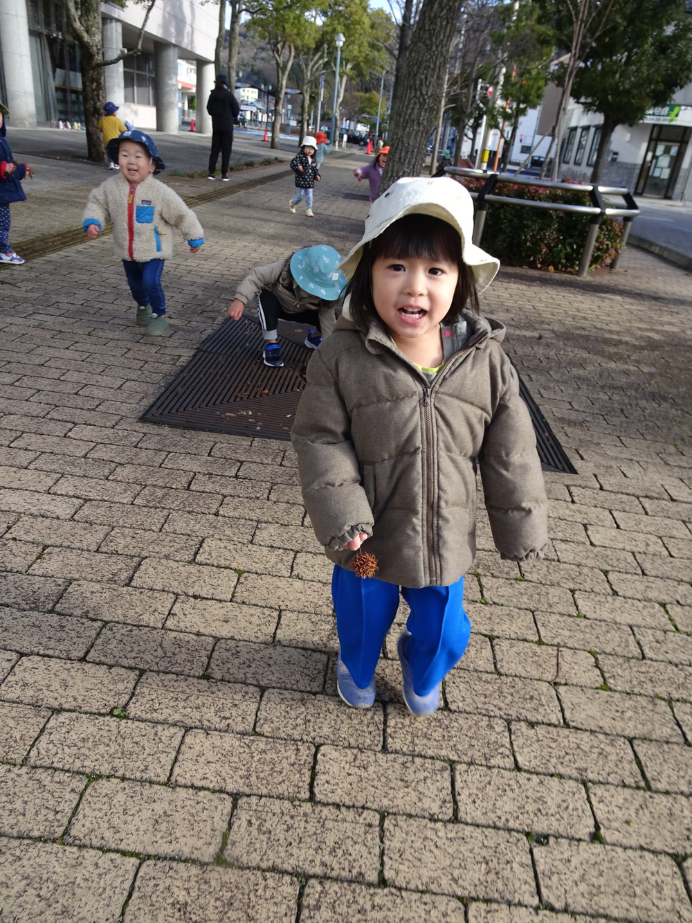 走って追いかけている (1)