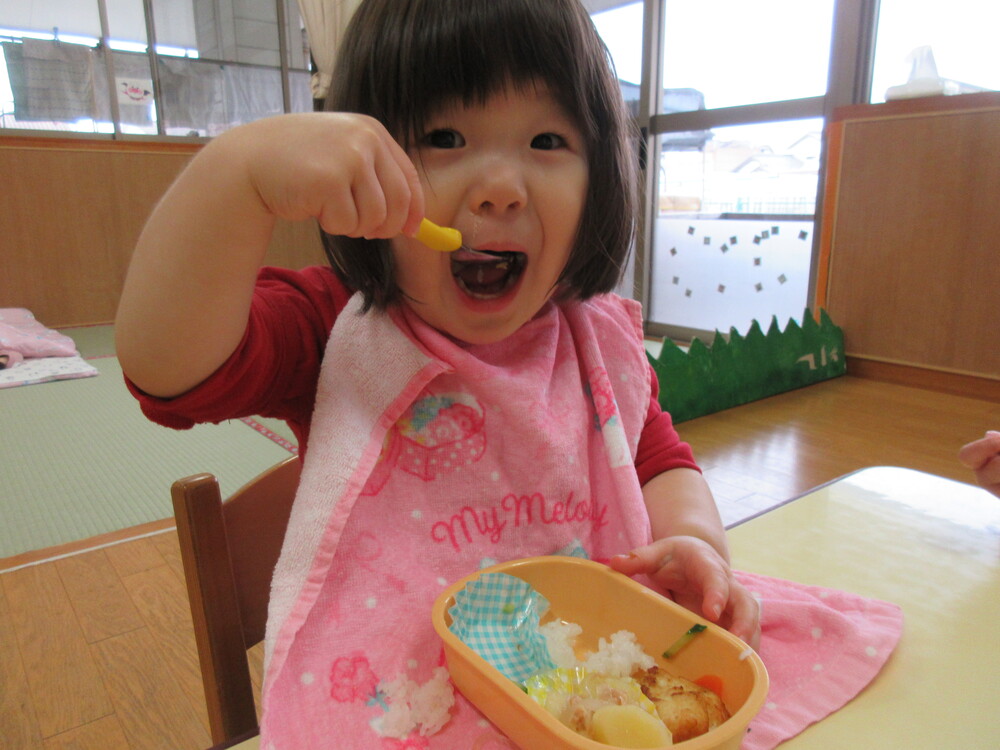 お弁当を食べている様子 (1)