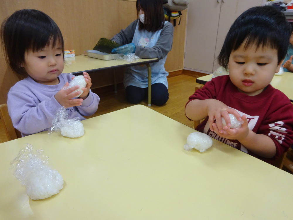 お弁当ごっこを楽しむ子ども (3)