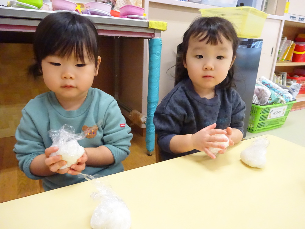 お弁当ごっこを楽しむ子ども (4)