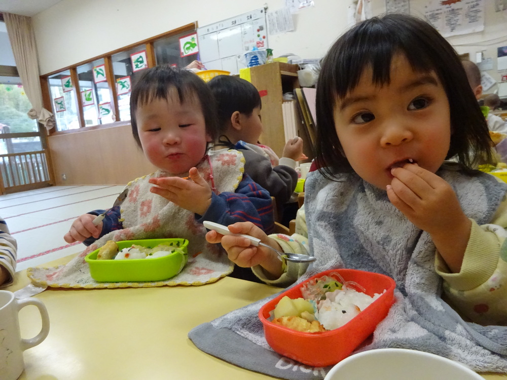 お弁当ごっこを楽しむ子ども (7)
