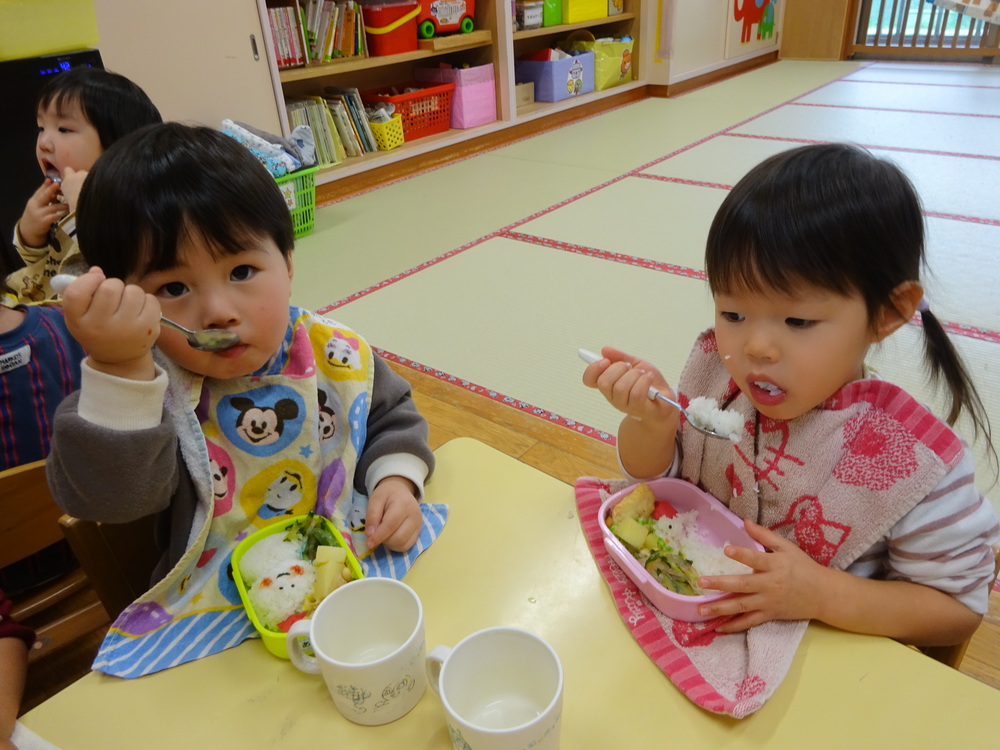 お弁当ごっこを楽しむ子ども (8)
