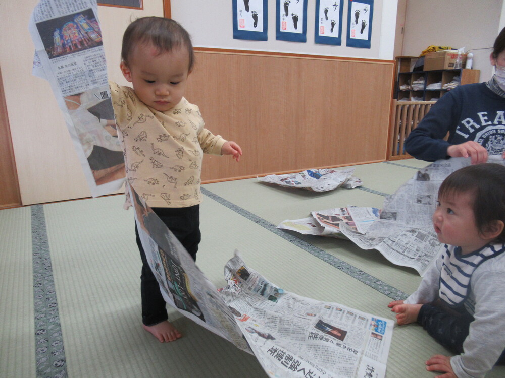 新聞紙遊びをしている様子 (2)