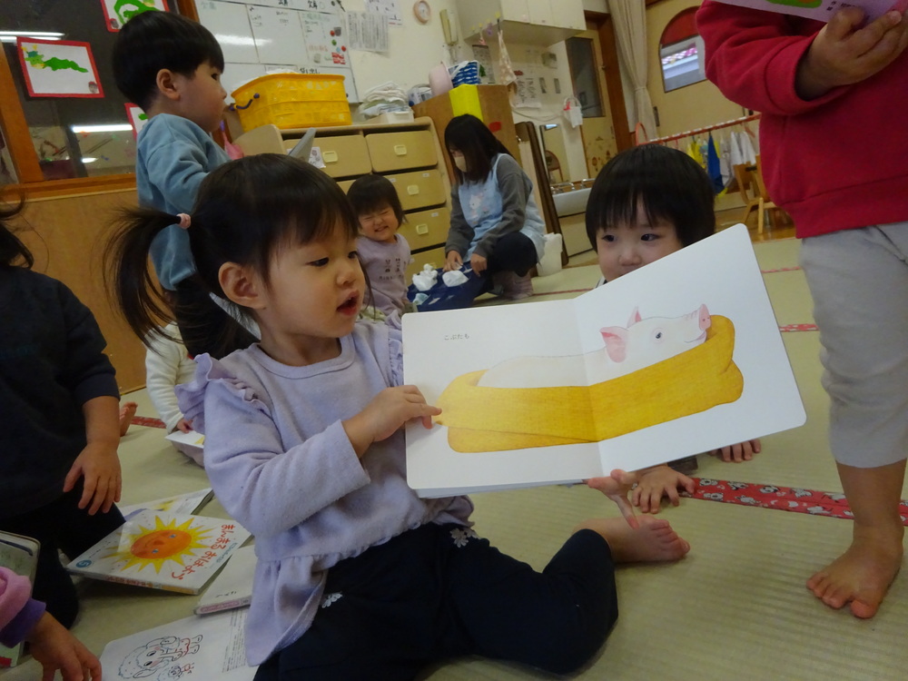絵本を見る子ども１