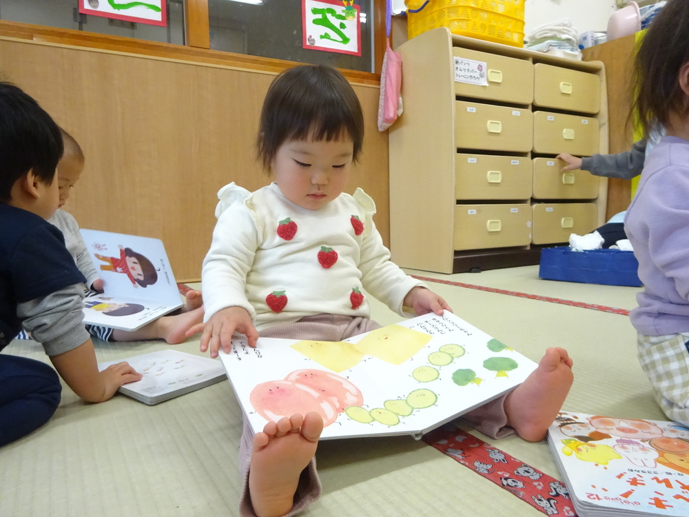 絵本を見る子ども２