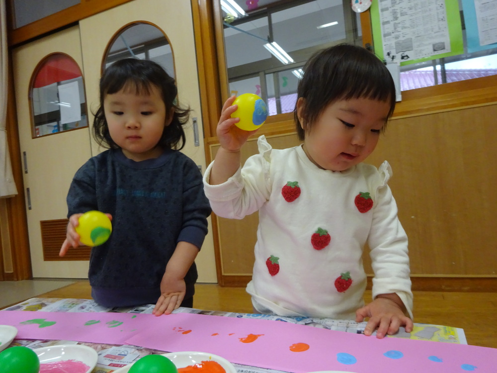 製作をする子ども (1)