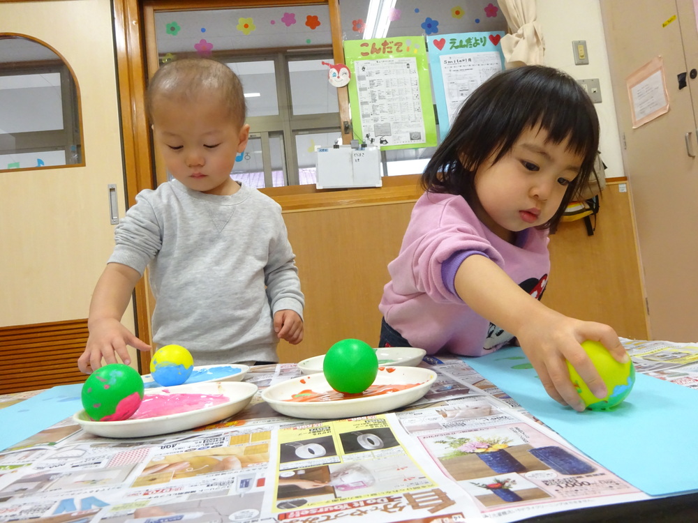 製作をする子ども (3)