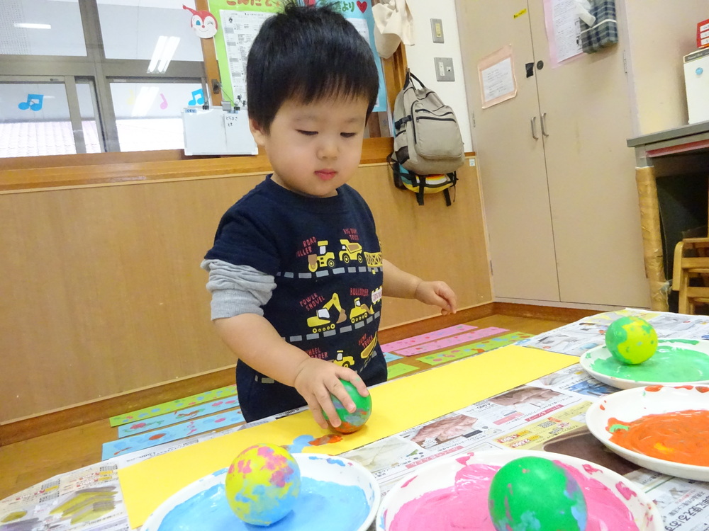 製作をする子ども (6)