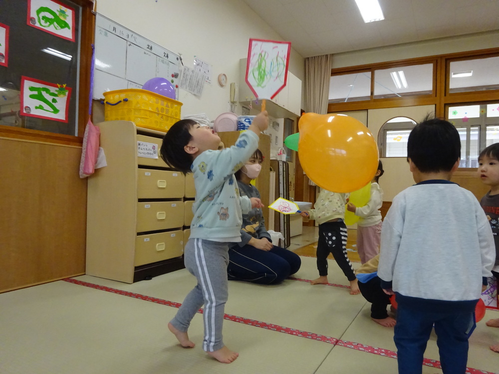 羽子板で遊ぶ子ども (1)