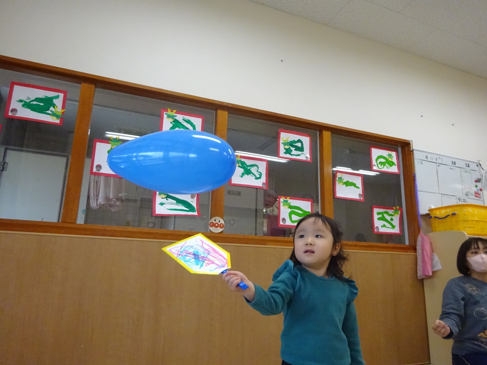 羽子板で遊ぶ子ども (2)