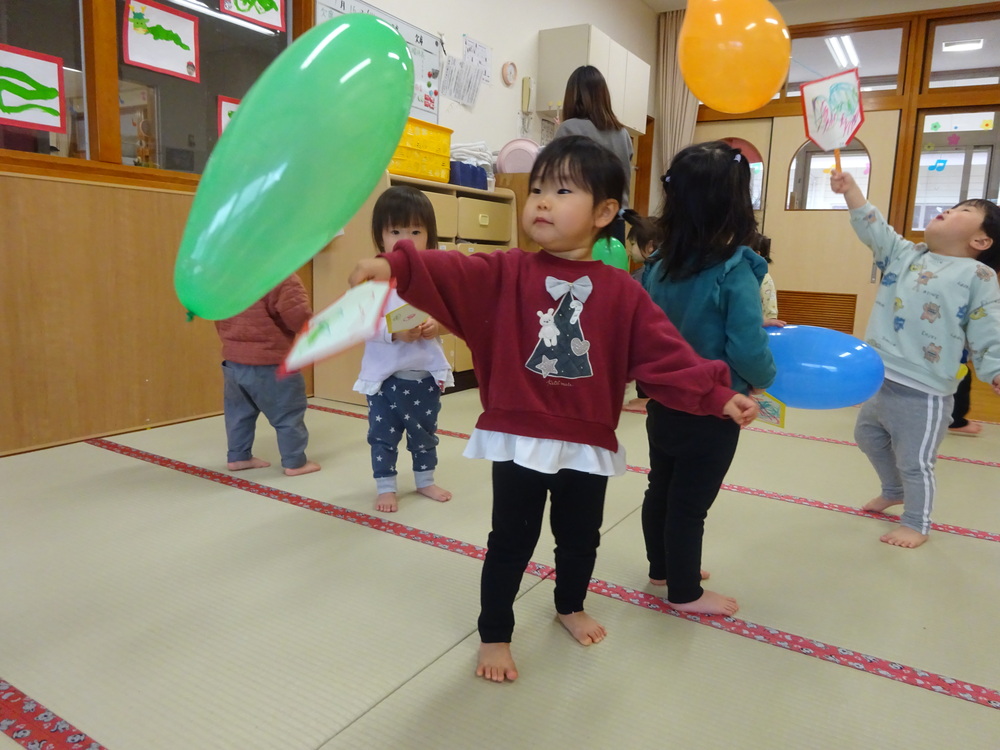 羽子板で遊ぶ子ども (3)