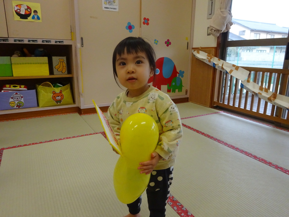 羽子板で遊ぶ子ども (5)